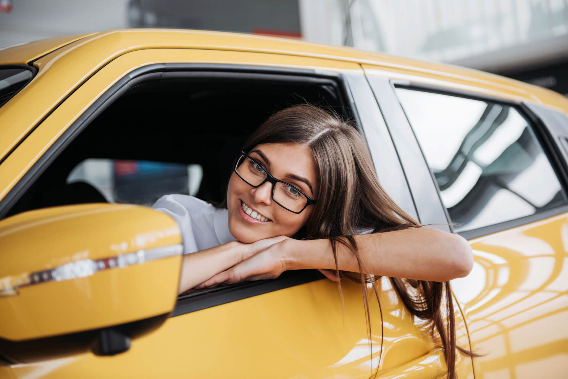 woman-smailing-in-car
